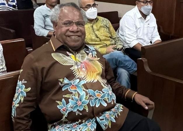 Bupati Mimika, Eltinus Omaleng, hadir di PN Jakarta Pusat sebagai saksi dalam sidang kasus korupsi Gereja KINGMI Mile 32, Kamis (4/4/2024). (Foto: Istimewa) 