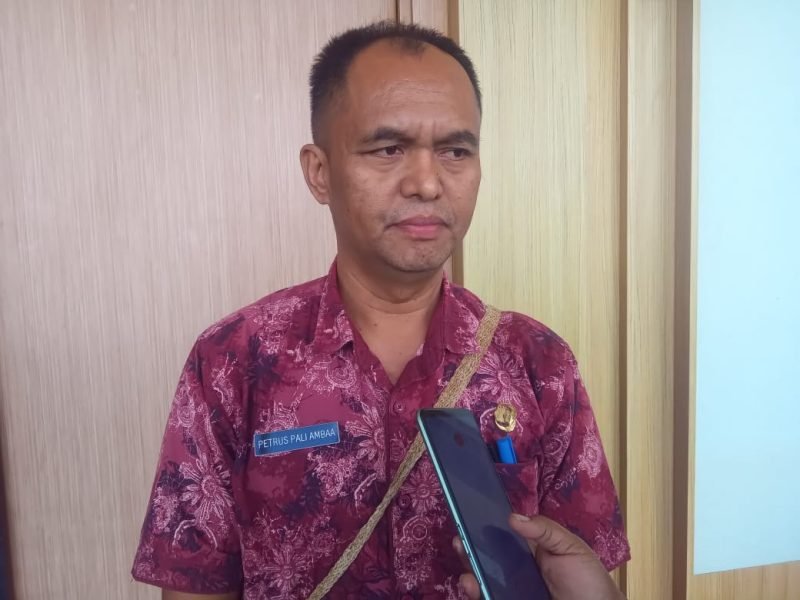 Kepala Dinas Perindustrian dan Perdagangan Kabupaten Mimika, Petrus Pali Ambaa. (Foto: Galeri Papua/Jefri Manehat)