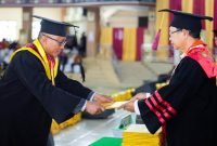 Penjabat Bupati Puncak Jaya Dr. H. Tumiran, S.Sos., M.AP., menerima gelar Doktor Ilmu Sosial dalam prosesi wisuda Program Pascasarjana di Universitas Cenderawasih Jayapura, Papua, Kamis (4/4/2024). (Foto: Istimewa/Prokompim Puncak Jaya)