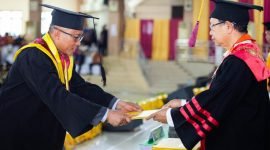 Penjabat Bupati Puncak Jaya Dr. H. Tumiran, S.Sos., M.AP., menerima gelar Doktor Ilmu Sosial dalam prosesi wisuda Program Pascasarjana di Universitas Cenderawasih Jayapura, Papua, Kamis (4/4/2024). (Foto: Istimewa/Prokompim Puncak Jaya)