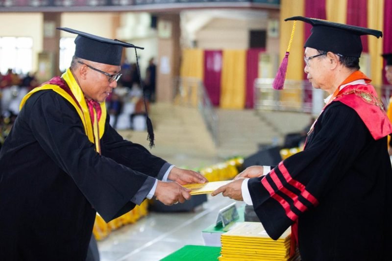 Penjabat Bupati Puncak Jaya Dr. H. Tumiran, S.Sos., M.AP., menerima gelar Doktor Ilmu Sosial dalam prosesi wisuda Program Pascasarjana di Universitas Cenderawasih Jayapura, Papua, Kamis (4/4/2024). (Foto: Istimewa/Prokompim Puncak Jaya)