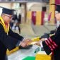 Penjabat Bupati Puncak Jaya Dr. H. Tumiran, S.Sos., M.AP., menerima gelar Doktor Ilmu Sosial dalam prosesi wisuda Program Pascasarjana di Universitas Cenderawasih Jayapura, Papua, Kamis (4/4/2024). (Foto: Istimewa/Prokompim Puncak Jaya)