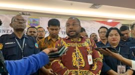 Ketua Bapperida Provinsi Papua Tengah bersama jajarannya dalam konferensi pers di Ballroom Hotel Horison Diana Timika, Jumat (5/4/2024). (Foto: Galeri Papua/Moh. Wahyu Welerubun)