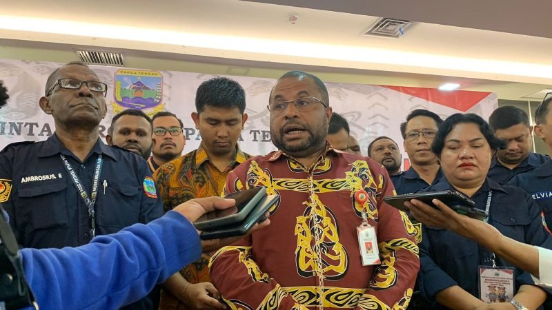 Ketua Bapperida Provinsi Papua Tengah bersama jajarannya dalam konferensi pers di Ballroom Hotel Horison Diana Timika, Jumat (5/4/2024). (Foto: Galeri Papua/Moh. Wahyu Welerubun)