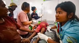 Seorang anak korban kontak tembak antara KKB dan aparat keamanan di Intan Jaya, Papua Tengah, Senin (8/4/2024). (Foto: Istimewa/Satgas Humas Damai Cartenz 2024)