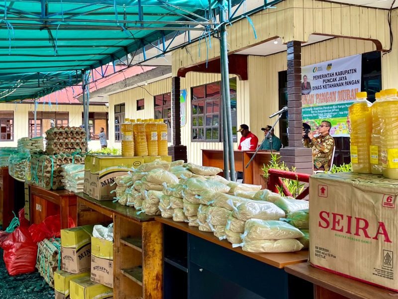 Sejumlah komoditas yang dijual dalam gerakan pangan murah oleh Dinas Ketahanan Pangan Kabupaten Puncak Jaya, Senin (8/4/2024). (Foto: Istimewa/Prokompim Puncak Jaya)