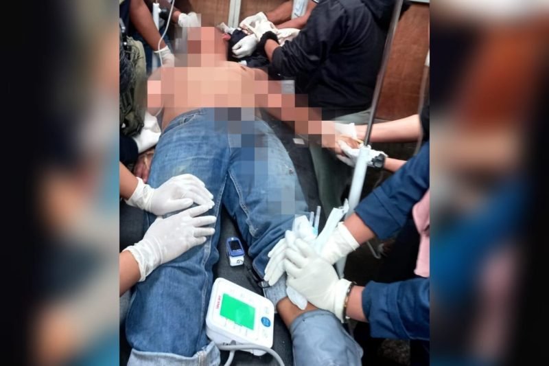 Seorang warga sipil menjadi korban penembakan KKB di Puncak, Papua Tengah, Selasa (9/4/2024). (Foto: Istimewa/Satgas Humas Operasi Damai Cartenz 2024)