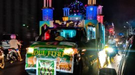 Salah satu peserta lomba mobil hias dalam pawai malam takbiran di Mimika, Papua Tengah, Selasa (10/4/2024). (Foto: Galeri Papua/Endy Langobelen)