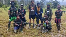 Pilot Susi Air, Kapten Philip Mark Mehrtens, di antara pasukan TPNPB Kodap III Ndugama-Deragma pimpinan Egianus Kogoya. (Foto: Istimewa/TPNPB-OPM)