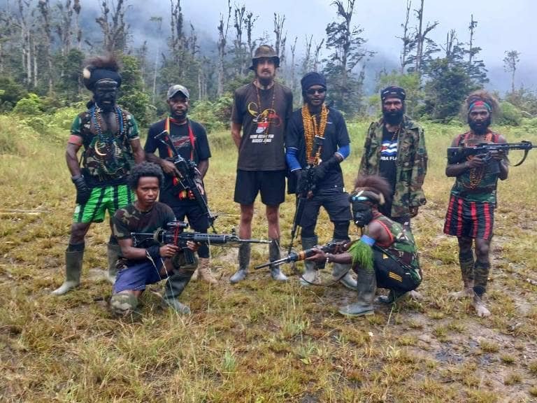 Pilot Susi Air, Kapten Philip Mark Mehrtens, di antara pasukan TPNPB Kodap III Ndugama-Deragma pimpinan Egianus Kogoya. (Foto: Istimewa/TPNPB-OPM)