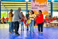 Wakil Bupati Mimika, Johannes Rettob, memukul gong pertanda Turnamen Futsal Waur Mimika Cup I resmi dibuka. (Foto: Galeri Papua/Moh. Wahyu Welerubun) 