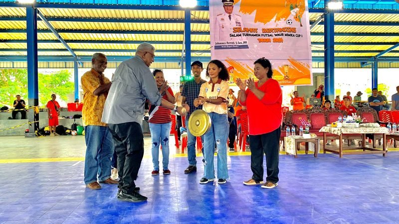 Wakil Bupati Mimika, Johannes Rettob, memukul gong pertanda Turnamen Futsal Waur Mimika Cup I resmi dibuka. (Foto: Galeri Papua/Moh. Wahyu Welerubun) 