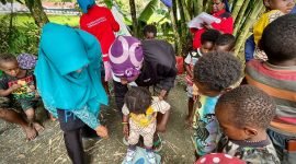 Pelaksanaan Posyandu oleh TP-PKK Puncak Jaya didampingi pihak Puskesmas Mulia di Posyandu Melati, Kampung Usir, Distrik Mulia, Kabupaten Puncak Jaya, Papua Tengah, Senin (15/4/2024). (Foto: Istimewa/Prokompim Puncak Jaya)