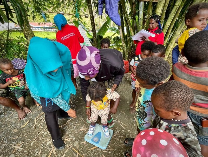 Pelaksanaan Posyandu oleh TP-PKK Puncak Jaya didampingi pihak Puskesmas Mulia di Posyandu Melati, Kampung Usir, Distrik Mulia, Kabupaten Puncak Jaya, Papua Tengah, Senin (15/4/2024). (Foto: Istimewa/Prokompim Puncak Jaya)
