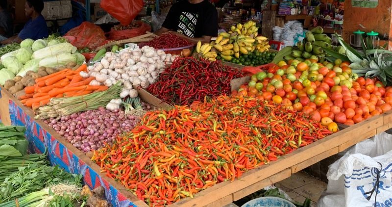 Barang dagangan di lapak Ais, Pedagang Pasar Sentral Timika. (Foto: Galeri Papua/Moh. Wahyu Welerubun) 