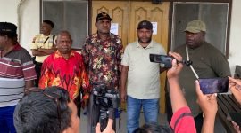 Direktur YPMAK, Vebian Magal, didampingi sejumlah kepala suku dari suku kerabat di Mimika saat jumpa pers di Kantor YPMAK, Jalan Yos Soedarso, Mimika, Papua Tengah, Senin (15/4/2024). (Foto: Galeri Papua/Moh. Wahyu Welerubun)