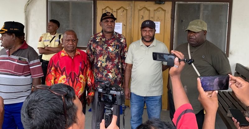 Direktur YPMAK, Vebian Magal, didampingi sejumlah kepala suku dari suku kerabat di Mimika saat jumpa pers di Kantor YPMAK, Jalan Yos Soedarso, Mimika, Papua Tengah, Senin (15/4/2024). (Foto: Galeri Papua/Moh. Wahyu Welerubun)