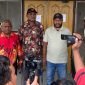 Direktur YPMAK, Vebian Magal, didampingi sejumlah kepala suku dari suku kerabat di Mimika saat jumpa pers di Kantor YPMAK, Jalan Yos Soedarso, Mimika, Papua Tengah, Senin (15/4/2024). (Foto: Galeri Papua/Moh. Wahyu Welerubun)