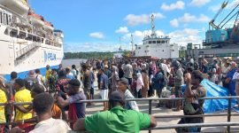 Suasana dermaga pelabuhan Poumako saat kedatangan kapal. (Foto: Galeri Papua/Moh. Wahyu Welerubun).