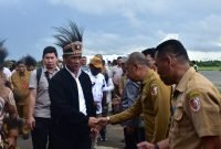 Menteri Pertanian RI, Andi Amran Sulaiman, menyalami sejumlah pejabat saat melakukan kunjungan kerja untuk mencetak 500 ribu hektare sawah di Kabupaten Merauke, Provinsi Papua Selatan, Selasa (16/4/2024). (Foto: Istimewa/Humas Kementerian Pertanian RI)