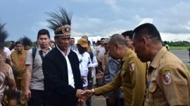 Menteri Pertanian RI, Andi Amran Sulaiman, menyalami sejumlah pejabat saat melakukan kunjungan kerja untuk mencetak 500 ribu hektare sawah di Kabupaten Merauke, Provinsi Papua Selatan, Selasa (16/4/2024). (Foto: Istimewa/Humas Kementerian Pertanian RI) 