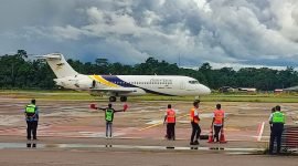 Pesawat TransNusa pertama kali mendarat di Bandara Mozes Kilangin, Timika, Papua Tengah, sebagai tanda dibukanya jalur penerbangan Sorong-Timika, Ambon, Kamis (18/4/2024). (Foto: Galeri Papua/Endy Langobelen) 
