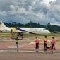 Pesawat TransNusa pertama kali mendarat di Bandara Mozes Kilangin, Timika, Papua Tengah, sebagai tanda dibukanya jalur penerbangan Sorong-Timika, Ambon, Kamis (18/4/2024). (Foto: Galeri Papua/Endy Langobelen) 