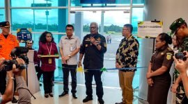 Wakil Bupati Mimika, Johannes Rettob, menghadiri peluncuran rute penerbangan oleh maskapai penerbangan PT TransNusa Aviation Mandiri di Bandara Moses Kilangin, Timika, Papua Tengah, Kamis (18/4/2024). (Foto: Galeri Papua/Endy Langobelen)