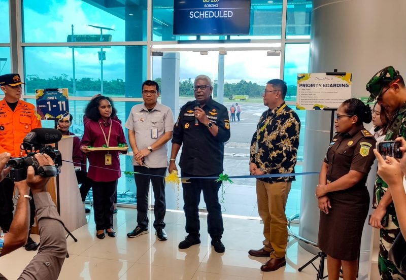 Wakil Bupati Mimika, Johannes Rettob, menghadiri peluncuran rute penerbangan oleh maskapai penerbangan PT TransNusa Aviation Mandiri di Bandara Moses Kilangin, Timika, Papua Tengah, Kamis (18/4/2024). (Foto: Galeri Papua/Endy Langobelen)