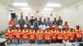 Peserta PBP YET Angkatan Pertama bersama Instruktur dan Manajemen PT Freeport Indonesia (PTFI) berfoto bersama usai pembukaan program PBP YET di Institut Pertambangan Nemangkawi, Kuala Kencana, Timika, Papua Tengah, Rabu (18/4/2024). (Foto: Istimewa/Corporate Communications PTFI)