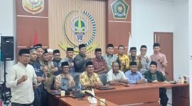 Foto bersama LPTQ Mimika dengan tim Assistensi LPTQ Provinsi Papua di Sekretariat MTQ ke-30 di Jalan Hasanuddin, Mimika, Papua Tengah, Sabtu (20/4/2024). (Foto: Istimewa)