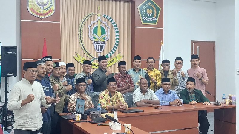 Foto bersama LPTQ Mimika dengan tim Assistensi LPTQ Provinsi Papua di Sekretariat MTQ ke-30 di Jalan Hasanuddin, Mimika, Papua Tengah, Sabtu (20/4/2024). (Foto: Istimewa)