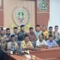 Foto bersama LPTQ Mimika dengan tim Assistensi LPTQ Provinsi Papua di Sekretariat MTQ ke-30 di Jalan Hasanuddin, Mimika, Papua Tengah, Sabtu (20/4/2024). (Foto: Istimewa)