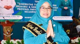 Pj TP-PKK Kabupaten Puncak Jaya, Manikem Tumiran, menjabat Ketua Pembina Posyandu Tingkat Kabupaten. (Foto: Istimewa/Prokompim Punca Jaya)