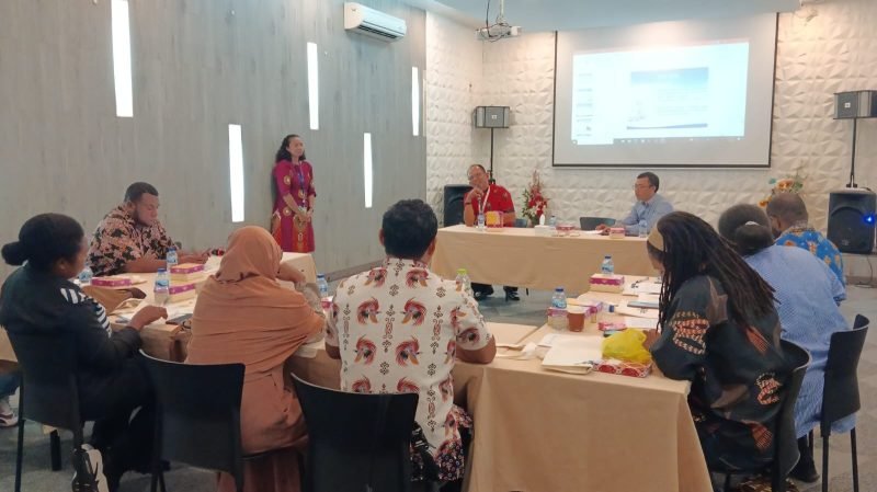 Mentor dan peserta Tanah Papua Youthpreneur Summit membahas permodalan dalam menggerakkan bisnis, Selasa (23/4/2024). (Foto: Galeri Papua/Rachmat Julaini)