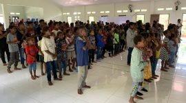 Anak-anak Suku Kamoro, peserta beasiswa Yayasan Pendidikan Kamoro Bangkit, saat dipandu menyanyikan lagu-lagu rohani. (Foto: Galeri Papua/Moh. Wahyu Welerubun)