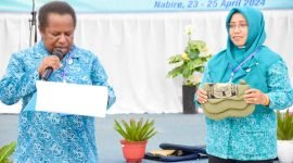 TP-PKK Puncak Jaya saat menampilkan hasil kerajinan tangan berupa tas dan desain batik pada lomba memperingati Hari Kartini yang diselenggarakan TP-PKK Provinsi Papua Tengah di Nabire, Rabu (24/4/2024). (Foto: Istimewa/Prokompim Puncak Jaya)