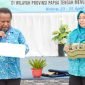 TP-PKK Puncak Jaya saat menampilkan hasil kerajinan tangan berupa tas dan desain batik pada lomba memperingati Hari Kartini yang diselenggarakan TP-PKK Provinsi Papua Tengah di Nabire, Rabu (24/4/2024). (Foto: Istimewa/Prokompim Puncak Jaya)