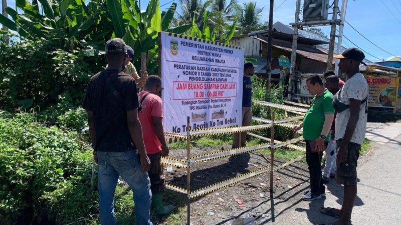 Lurah Inauga, Gerson Rumbarar bersama sejumlah pegawai kelurahan memasang spanduk larangan membuang sampah di salah satu TPS liar, di Jalan Samratulangi, Jalur 4, Kelurahan Inauga, Distrik Wania, Mimika, Papua Tengah, Jumat (26/4/2024). (Foto: Galeri Papua/Moh. Wahyu Welerubun)