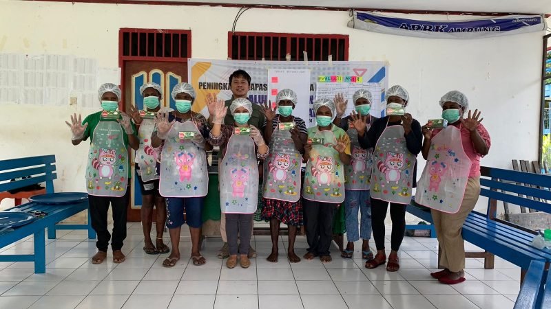 Foto bersama pada kegiatan peningkatan Kapasitas Anggota KUPS Aimaporamo di Balai Kampung Pigapu, Selasa (30/4/2024). (Foto: Galeri Papua/Moh. Wahyu Welerubun)