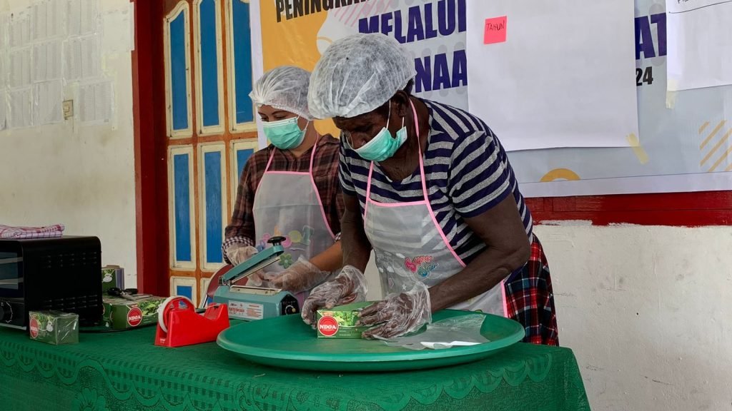 Peningkatan kapasitas kepada anggota Kelompok Usaha Perhutanan Sosial (KUPS) Aimaporamo oleh Yayasan Ekologi Sahul Lestari (YESL). (Foto: Galeri Papua/Moh. Wahyu Welerubun)