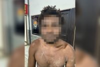 Terduga pelaku usai diamankan polisi ke SPKT Polsek Mimika Baru. (Foto: Istimewa/Humas Polsek Mimika Baru)