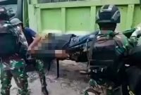 Danramil 1703-04/Aradide, Letda Inf Otto Sugalrey, saat hendak dievakuasi dari TKP, Kamis (11/4/2024). (Foto: Istimewa/TPNPB-OPM)