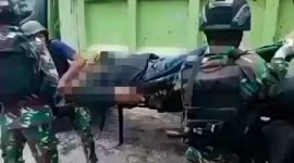 Danramil 1703-04/Aradide, Letda Inf Otto Sugalrey, saat hendak dievakuasi dari TKP, Kamis (11/4/2024). (Foto: Istimewa/TPNPB-OPM)