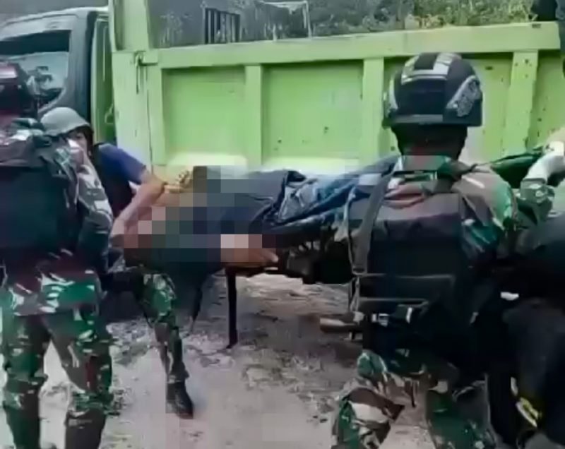 Danramil 1703-04/Aradide, Letda Inf Otto Sugalrey, saat hendak dievakuasi dari TKP, Kamis (11/4/2024). (Foto: Istimewa/TPNPB-OPM)