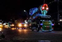 Lomba mobil hias saat pawai takbir di Mimika, Papua Tengah, tahun 2023. (Foto: Galeri Papua/Endy Langobelen)