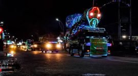 Lomba mobil hias saat pawai takbir di Mimika, Papua Tengah, tahun 2023. (Foto: Galeri Papua/Endy Langobelen)