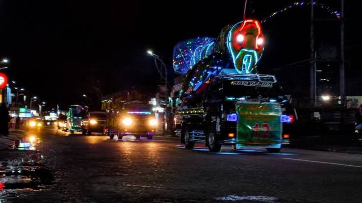 Lomba mobil hias saat pawai takbir di Mimika, Papua Tengah, tahun 2023. (Foto: Galeri Papua/Endy Langobelen)