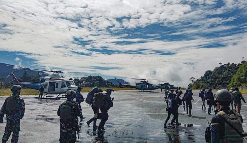 Personel Satgas Blukar Brimob dan Naggala Kopassus diterjunkan ke Distrik Homeyo, Kabupaten Paniai, Papua Tengah, Jumat (3/5/2024). (Foto: Istimewa/Satgas Humas Damai Cartenz 2024).