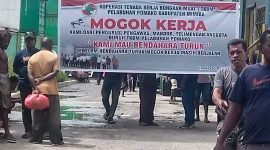 Tenaga Kerja Bongkar Muat (TKBM) Pelabuhan Pomako, Kabupaten Mimika, Papua Tengah, melakukan aksi mogok kerja dengan memalang jalan masuk Pelabuhan Pomako, Jumat (10/5/2024). (Foto: Istimewa) 